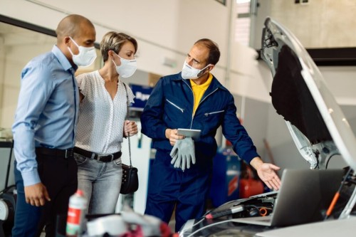 auto-mechanic-his-customers-talk-1024x682.jpg