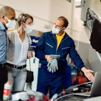 auto-mechanic-his-customers-talk-1024x682