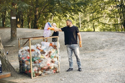 couple-collects-garbage-garbage-bags-park.jpg