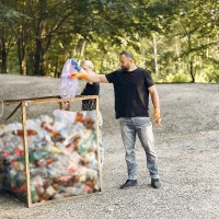 couple-collects-garbage-garbage-bags-park