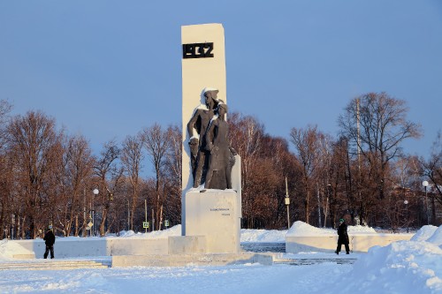 pamjatnik_pervostroiteljam4817.jpg