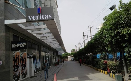 Veritas-Business-Suites---Golf-Course-Road.jpg